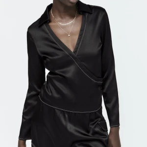 Zara topp - Jättefin topp i glansigt tyg från zara! Passar tyvärr inte mig och säljs därför i nyskick🪩 