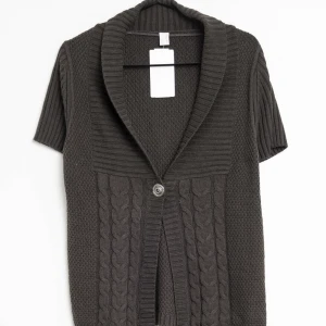 Brun kofta - Super fin brun kofta som bara är använd 1 gång. Jätte fin knapp på koftan också. 💘