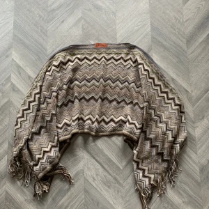 Missoni poncho - Missoni poncho Fint skick men finns några ställen där maskorna har släppt lite grann