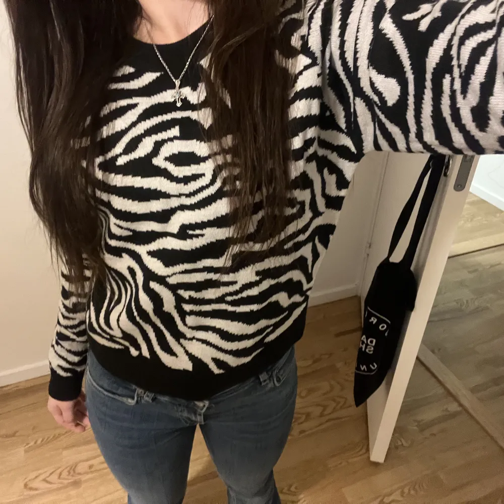 Mysig stickad tröja i zebra mönster 🖤🤍🖤🤍  Som ny! Knappt använd . Tröjor & Koftor.
