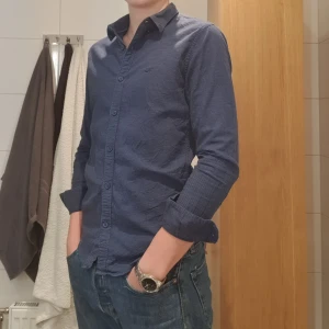 Hollister skjorta - Tja säljer denna riktikt fetta hollister skjorta👔 använd 3 gånger och skicket är 9/10. Han på bilden är 178 och väger 65 kilo.  Skriv om du undrar något👍