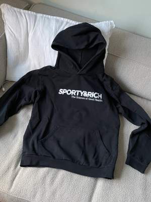 Svart Sporty & Rich hoodie i storlek medium. Oversize fit. Finns inget att anmärka på, den är i fint skick. 100% bomull.