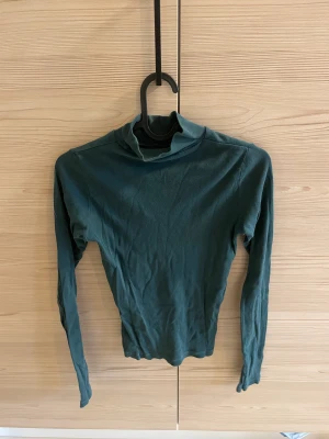 Topp  - Grön polo tröja från Brandy Melville