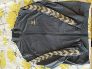 Hummel tracksuit - Magnetgrå guld Supermjuk o bekväm samt oanvänd