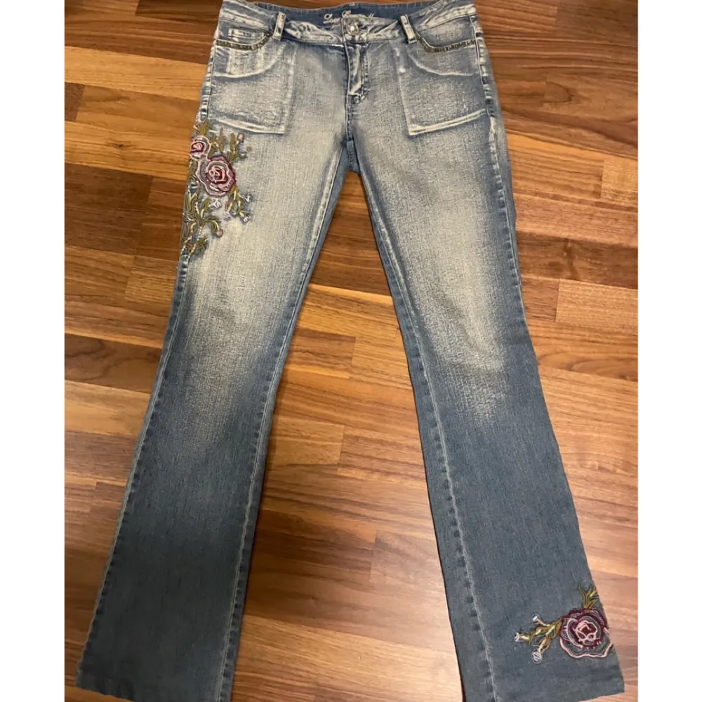 Snygga lågmidjade flared jeans med fina broderier!💓 Säljer pågrund av att dom inte kommer till användning! Skriv privat för fler bilder💗 Midjemått tvärs över: 39 Innerbenslängd: 80. Jeans & Byxor.