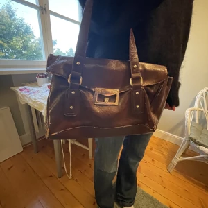 Brun väska - Brun vintage väska, lite sliten