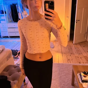 Tight croppad topp - Blommönstrad rosa topp i storlek XS, för liten för mig och med större byst blir den ännu mer kort ❤️