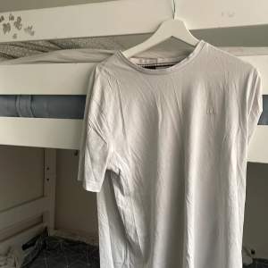 Säljer eller byter Hugo boss tröja  Skicka prisförslag  Storlek- L