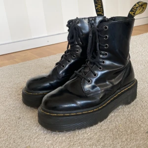 Dr martens  - Ett par jätte coola & höga Dr martens som passar perfekt för hösten!🍁🤎 De har några skråmor längst fram på skorna, men de är knappt märkbara. Kom privat för fler bilder! Säljer pga att de är för små💕