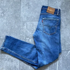 Lewis jeans  - Tjenare säljer ett par schyssta Lewis 502 jeans i strl 30/34 skulle dock säga att den sitter mer som 30/32. Riktigt snygga jeans i en slim/straight passform!