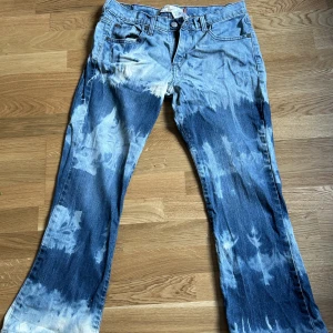 Levis lowrise blekta jeans bootcut - Jättebra skick, sparsamt använda. Skulle säga storlek XS-S i passform. Längd:93 cm 