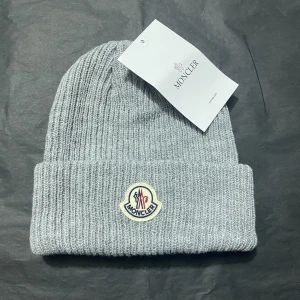 Moncler - mössa - Moncler - Cashmere  Blend Beanie, helt ny!  Kan mötas i Malmö/trelleborg området, alternativt fraktar vi även! 