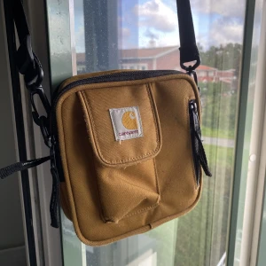 Carhartt axelväska - Den är i Hyffsat skick skulle säga 6/10 men den har fortfarande väldigt mycket å ge!!