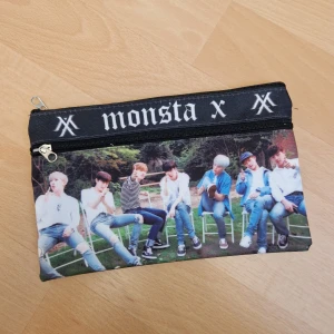 MONSTA X necessär - Necessär med 2 fack med MONSTA X, kpop. Aldrig använd så mycket bra skick!   Kan även skickas som brev, då blir frakten endast 15 kr, skriv så fixar vi det! 🥰