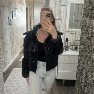 Glansig jacka - Säljer en super fin jacka från newyorker som är i storlek S. Säljer den då det tyvär inte är min stil mera. Knappt använd och är i helt nytt skick🖤