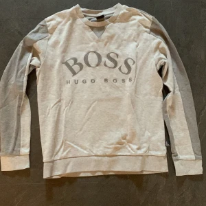 Hugo boss tröja M - Tröjan är i väldigt bra kondition är storlek M plus den har till och med QR scan