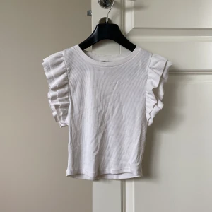Zara volang topp🫧 - Säljer denna fina vita volang topp från Zara. Den är använd ett fåtal gånger, men skulle ändå säga att den är som ny🤍