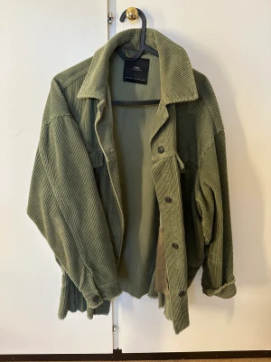 Grön overshirt - Grön overshirt i Manchester från zara. Storlek xs
