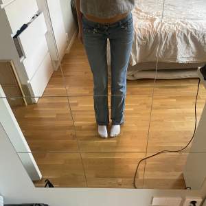 Ett par superfina ljusblåa lågmidjade jeans med snygga detaljer på fickorna!jag är 170cm💕 skriv för mer information och bilder