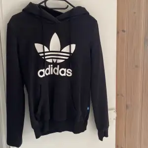 Hoodie från adidas använt skicka lite sprickor i texten.