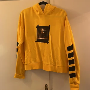 Linn Ahlborg x NA-KD - Gul hoddie från Linn Ahlborgs kollektion på na-kd använd fåtal gånger, lite kortare modell 