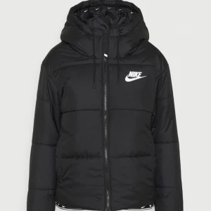 Nike vinterjacka, strl M - Fin, hel Nike jacka i storlek M. Inga hål eller liknande