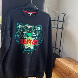 Kenzo tröja - Autentisk Kenzo tröja i utmärkt skick. Nypris över 1000kr. Pris kan diskuteras. Köparen står för frakten. Säljs pga för liten.