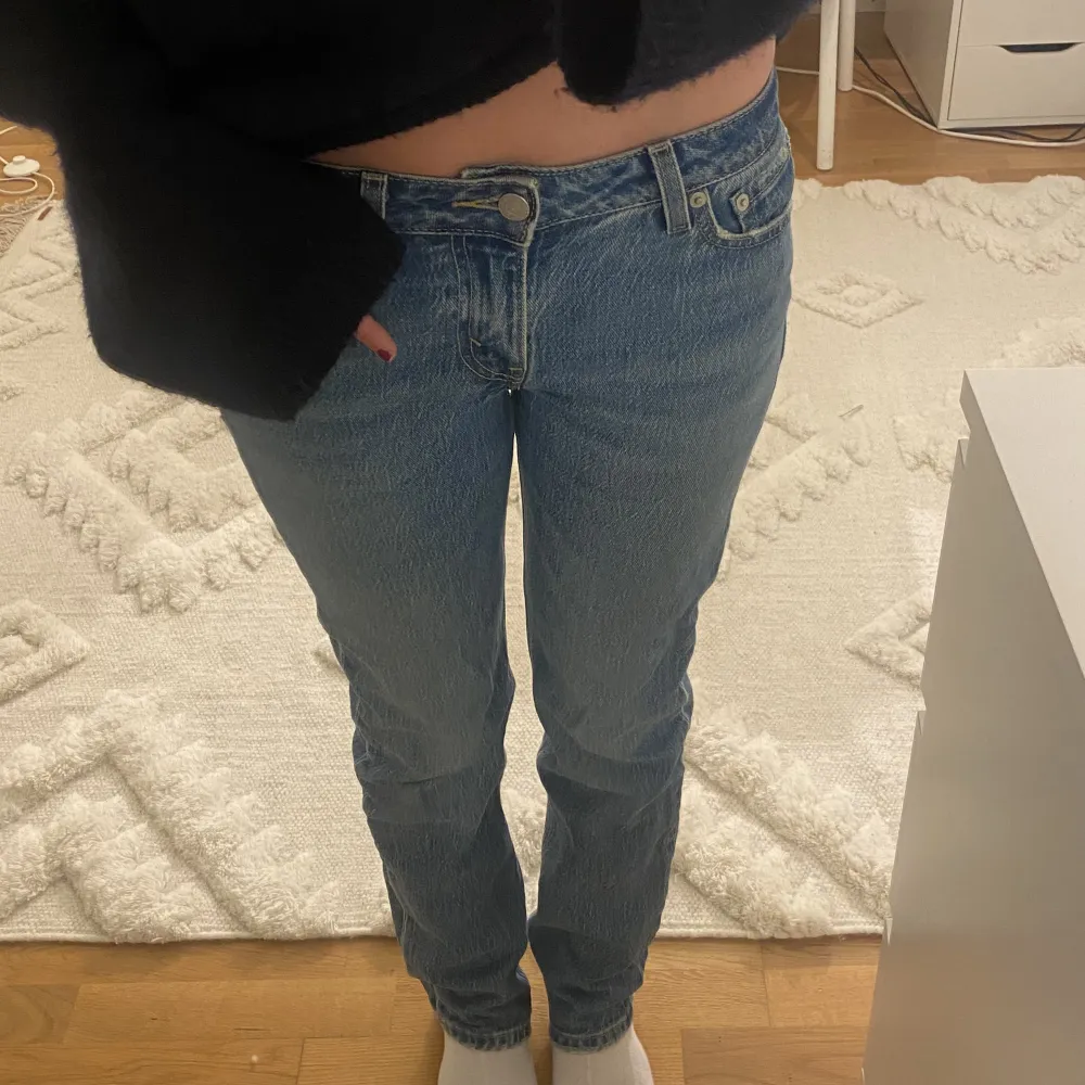 Jag säljer dessa lågmidjade raka jeansen från Levis som är jättefina och bekväma men kommer bara inte till användning för mig längre🥰Sitter lagom i längden på mig som är 165! Köpte dom för 1100kr💕. Jeans & Byxor.