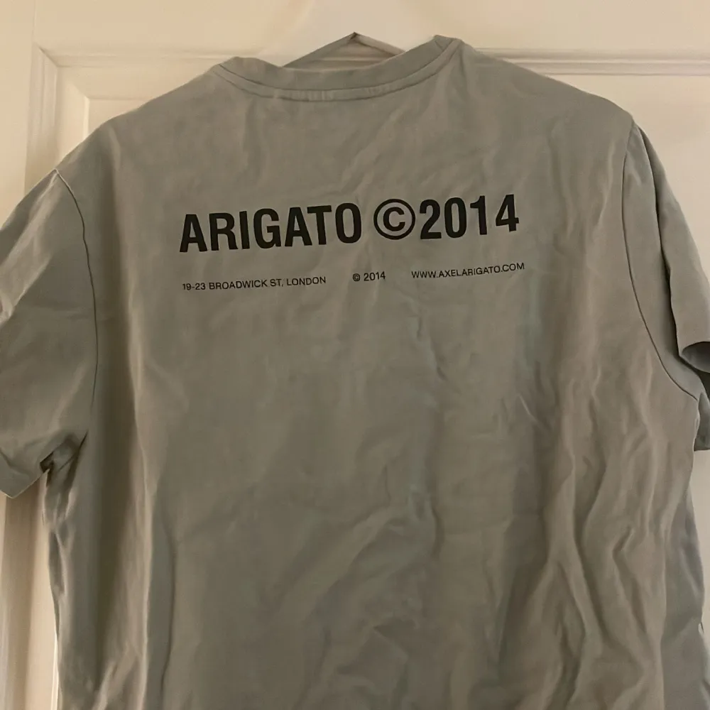 Säljer min skit balla tshirt från Axel arigato, aldig använd! Färgen är lite mer mint grön mot de mörkare hållet😍  . T-shirts.