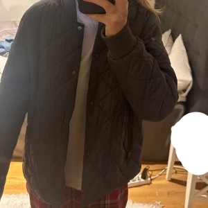 Jacka  - Säljer denna oanvända vår/höst jackan! Storlek S och köpt för 500kr