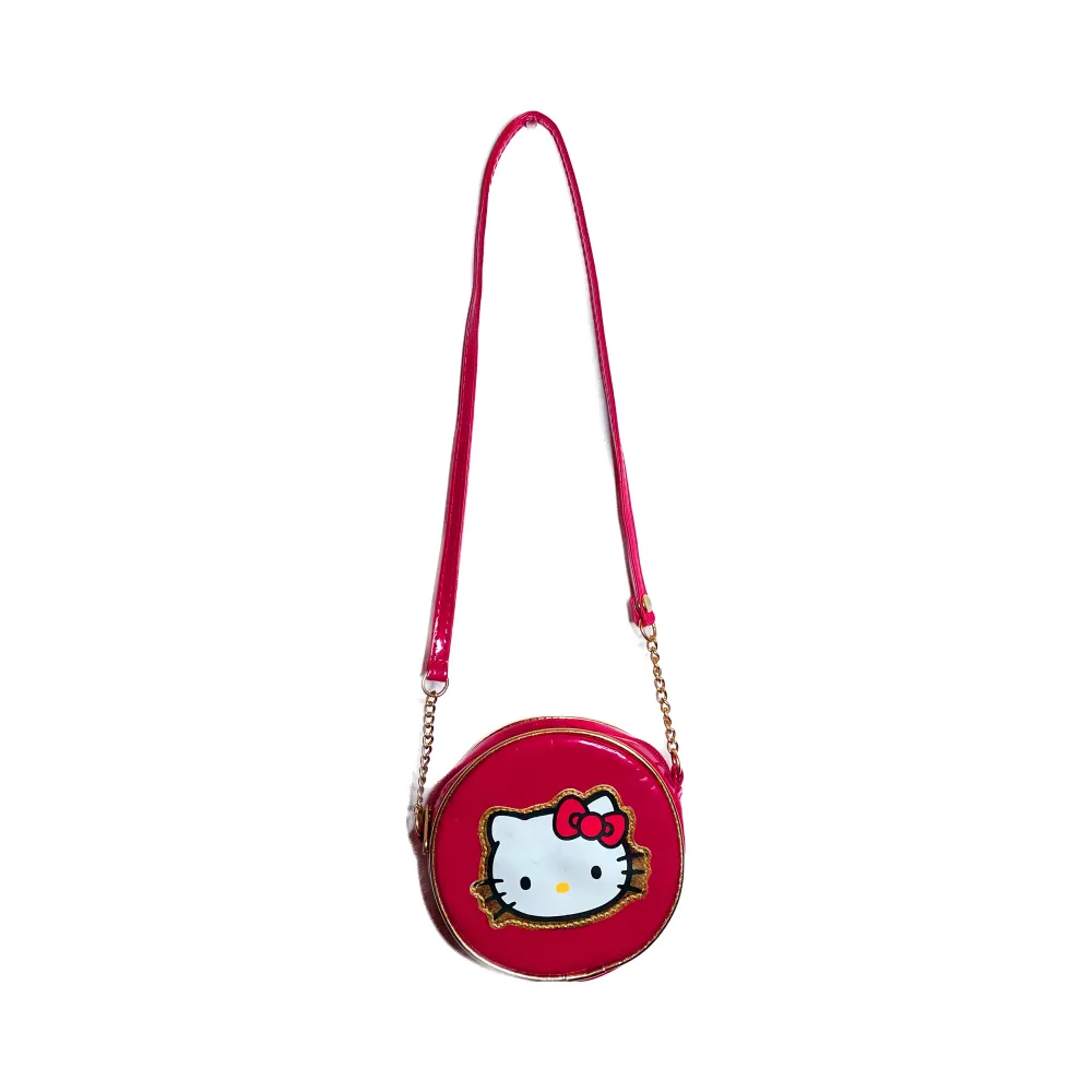 Retro Hello Kitty-väska! Det är någon som säljer denna på Etsy för 243kr i liknande skick så säljer för 100kr billigare! Är några fläckar på hennes ansikte (syns på bilden).. Väskor.