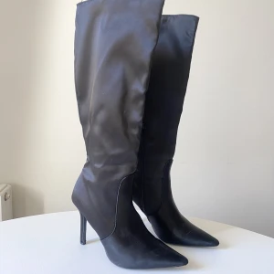 Stövlar strl 38 - Svinsnygga lite ”pösiga” knähöga stövlar från ASOS i storlek 38 :)   Använda 3 gånger!