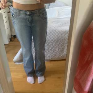 Supersnygga lågmidjade raka/bootcut jeans från märket limbo💘 Midja: 90cm Innerben: 77cm