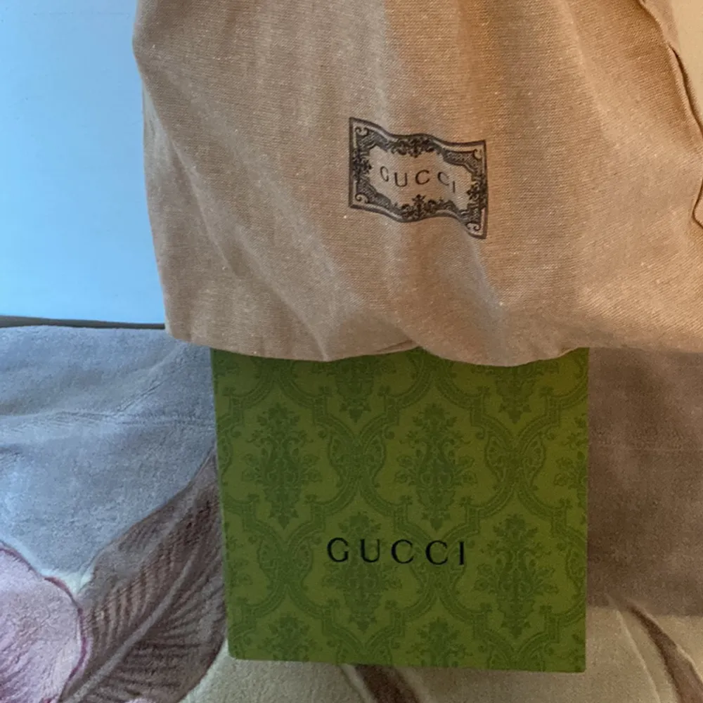 Hej har en magväska från gucci är en AAA kopia man märker knappast skillnad.. Accessoarer.