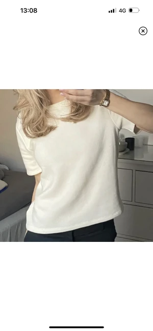 Zara tröja  - Säljer denna stickade kortspelare tröja från zara, mycket mjukt material o passar någon från storlek xs-m beroende på hur man vill den ska sitta💕