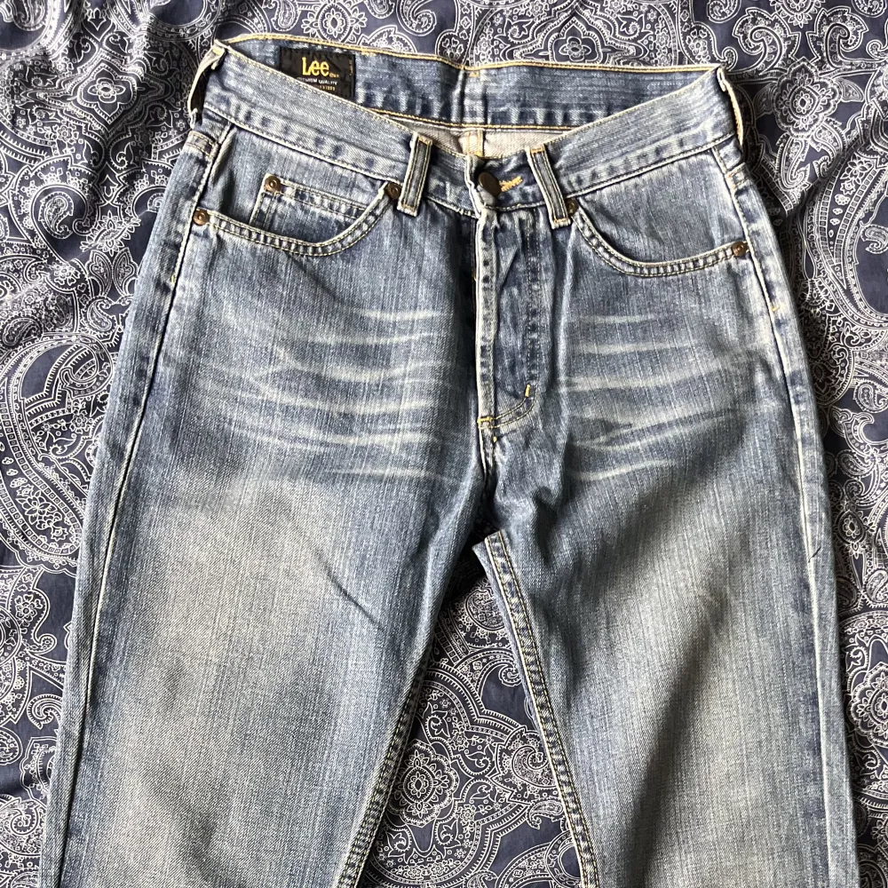 Lee vintage jeans, midwaist.  Supersnygga, men tyvärr för små för mig! Väldigt bra skick!. Jeans & Byxor.