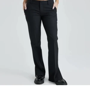 Bik bok kostymbyxor - Säljer dessa jätte fina kostymbyxor som e slutsålda! Säljer för dom är förstora. Dom är andvända många gånger och dom har ett litet håll på knät som ni ser i sista bilden och därav priset skriv för fler bilder❤️