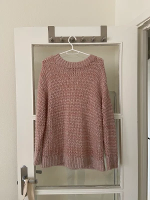 Rosa stickad tröja  - Supermysig oversized stickad tröja från Edblad. Passar XS-L