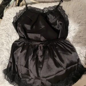 Fint pyjamasset! - Jättefin pyjamas som är helt nyköpt! Inte använt bara testat pågrund av att sorleken inte passar mig och det gick ej att skicka tillbaka. Det är inte ett stretchigt material men det sitter väldigt skönt mot huden. Nypris: 350kr. 