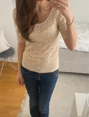 Spetstopp - Beige Spetstopp med silvriga detlajer. Aldrig använt den. Fint skick💗