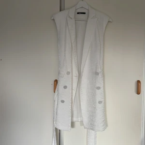 Kläning  - Väst kläning som är köpt från ginatricot aldrig använd säljs på grund av för liten i storleken 