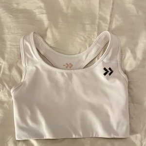 Sport bh vit - Säljer en vit sport bh, ganska väl använd. 