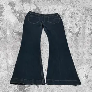 Jättesnygga bootcut jeans som tyvärr inte passar! 