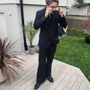 HOPE Kavaj - Fet svartblå kavaj med stripes. 10/10 skick. Strl. 48