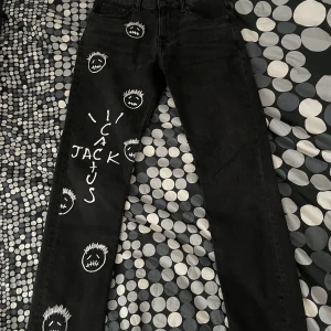 Custom made cactus Jack jeans  - Använda en gång innan. Storleken är 30/32  Väldigt sköna och passar med mycket 