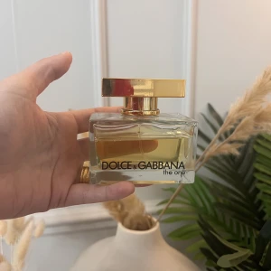 The One, EdP - Dolce & Gabbana 75 ml (50 ml kvar - Får ej använda parfym på mitt nya jobb, väljer därför att sälja dem.  Finns massor mer till försäljning på min sida, samfraktar gärna!