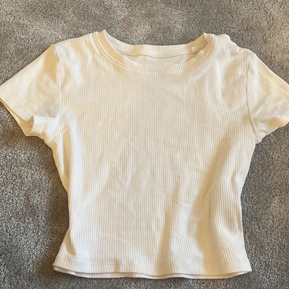 Säljer dessa tröjor i storlek small. Köp båda för 100 ❣️Skriv för fler bilder. T-shirts.
