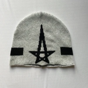 Japanese brand - mössa - Japanese brand beanie, med en unik heartagram design. Unik design som passar allt och alla, Sprillans ny… 