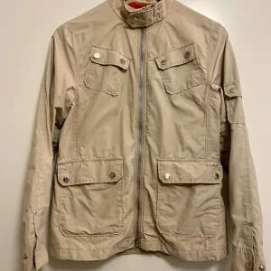 Peak performance  - Peak performance jacka med många fickor. Stl.S. Mycket välbehållen och fin. Kan skickas. Köparen betalar då portot.