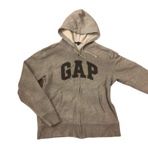 Vintage Gap zip hoodie💋💋 storlek M men känns mer som en S. kolla gärna in mina andra annonser🙏